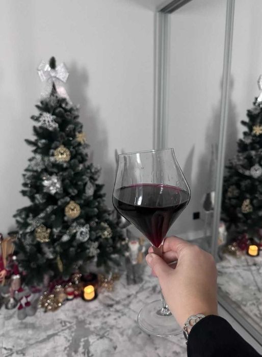 Продаю сріблясту ялинку висотою 180 см у комплекті зі всіма іграшками