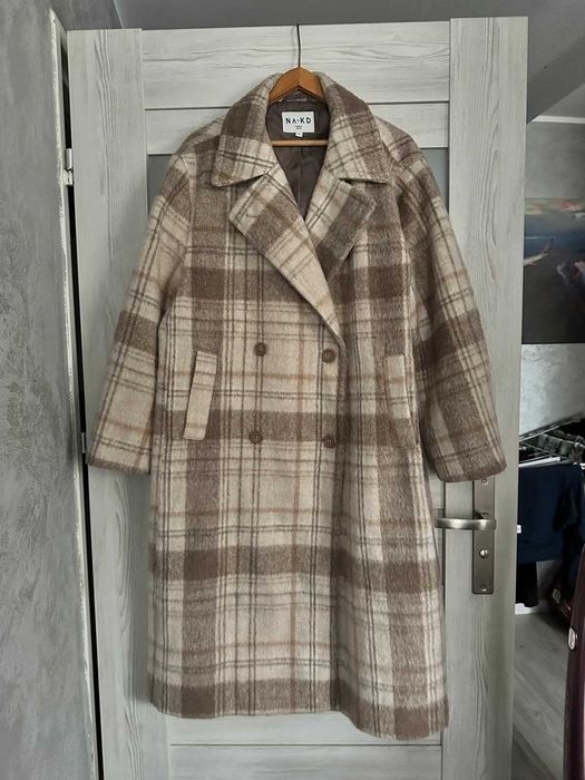 Płaszcz beżowy w kratę NA-KD