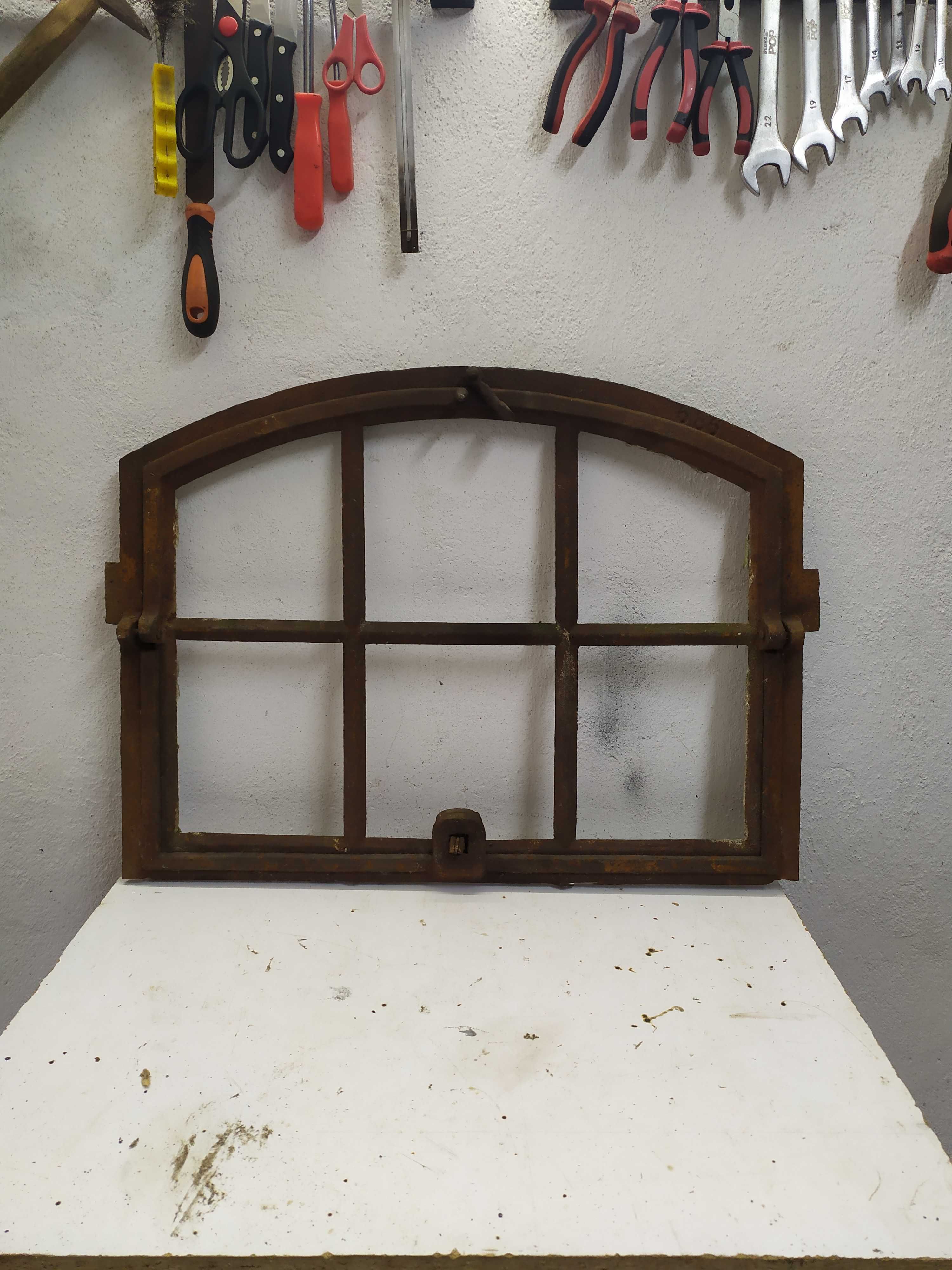 Stare metalowe okno stara rama okienna żeliwna nr 147