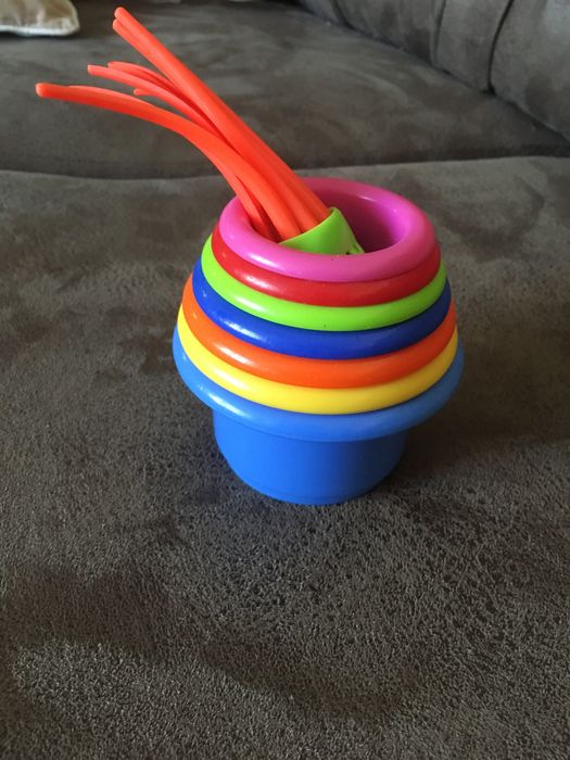 Піраміда різнокольорова щ формочок