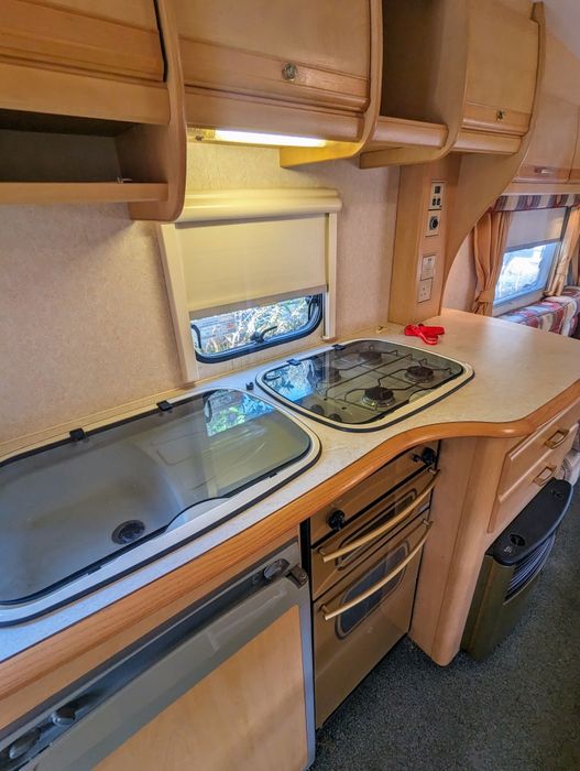 Caravana ,/ 4 pessoas/ impecável/ levo ao local