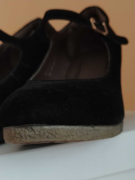 Замшеві чорні жіночі туфлі на танкетці