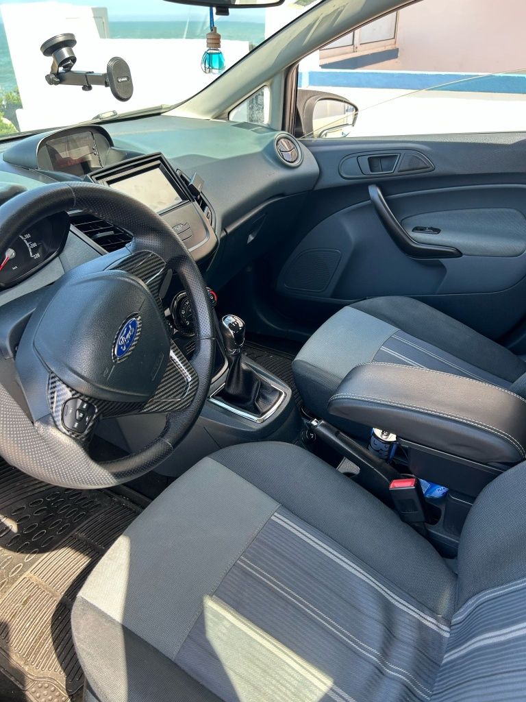 Vendo Ford fiesta 1.4 tdci pintura nova, revisão em dias extras.