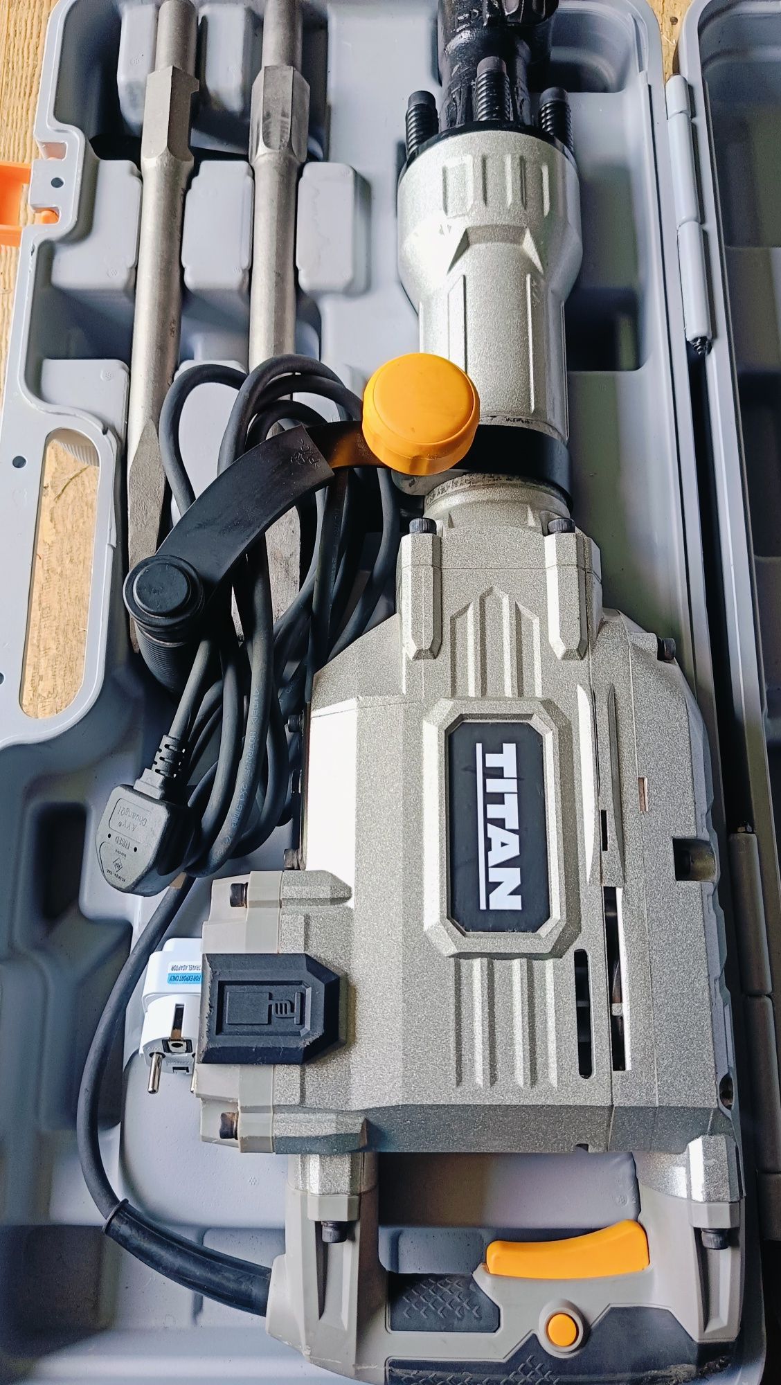 Młot wyburzeniowy B2 Titan udarowy 50J 1700W TTB811DRH 16.4kg Hex