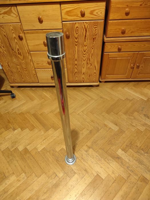 Blat z nogą metalową przykręcany do ściany