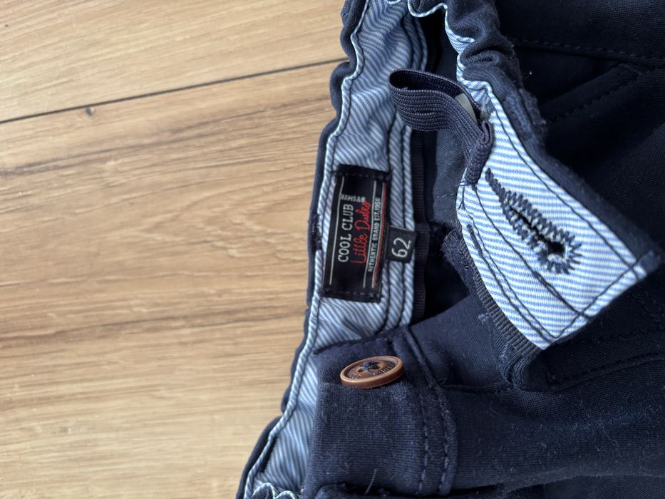 Białe body z muszką, granayowe spodnie, rozmiar 62