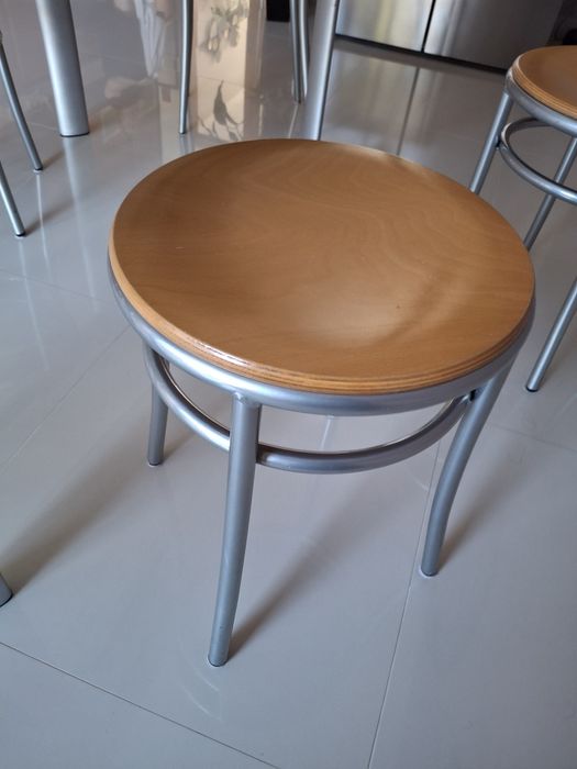 Mesa em vidro mais bancos e cadeiras