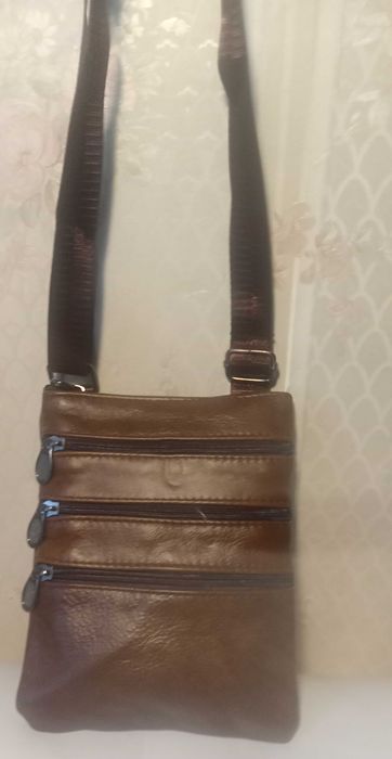 Сумка на плечо из натуральной кожи.