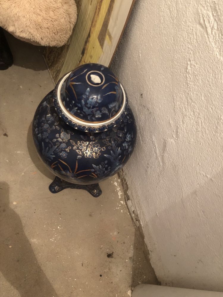 Jarro com motivos florais e animais