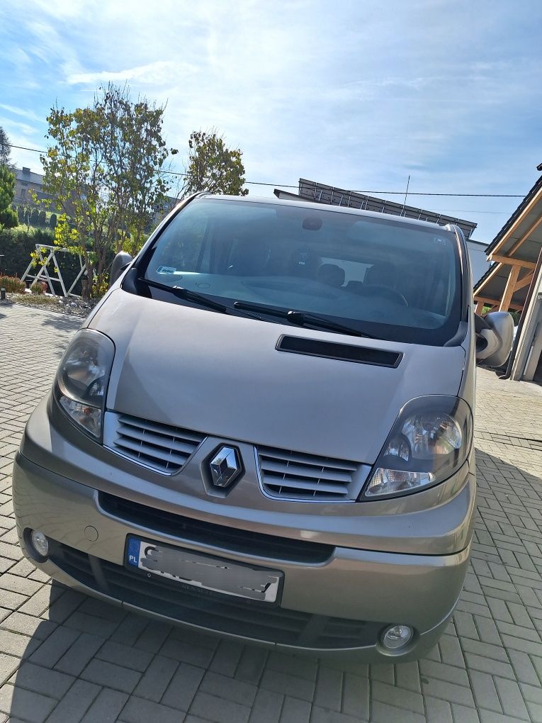 Renault trafic black edition long 9 osób