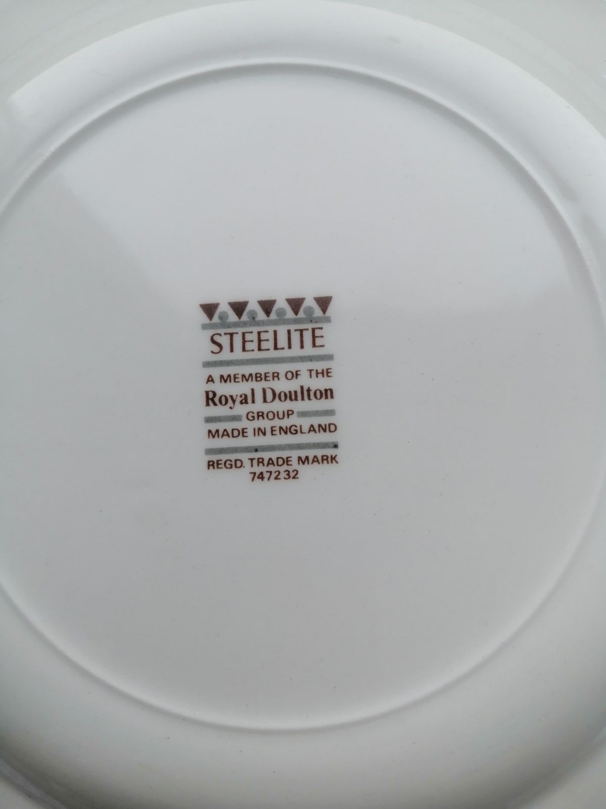 Десертная тарелка Royal Doulton (Sateelite) с логотипом.