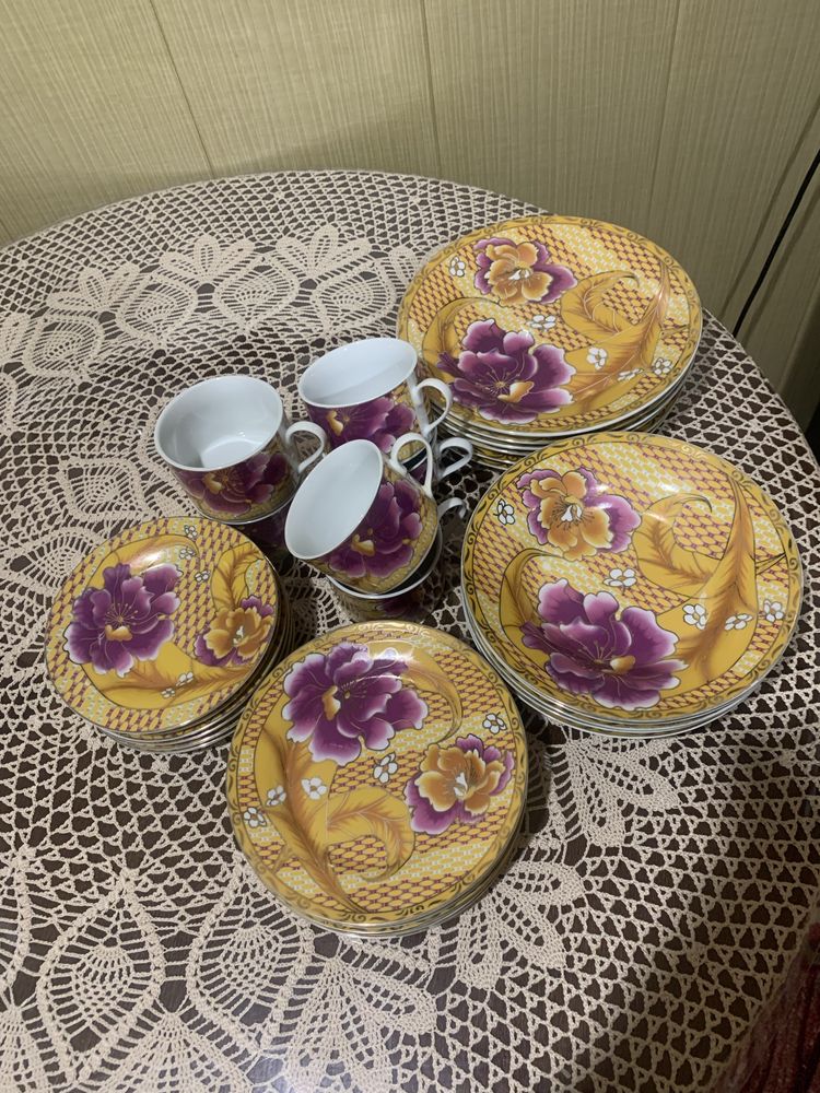 Чайно- столовый красивый сервиз. Можно купить попредметно.