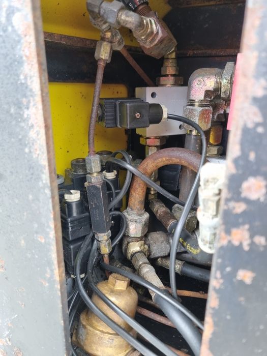 Szczotka zamiatarka pług do śniegu 2w1  z Wojska z własną hydrauliką