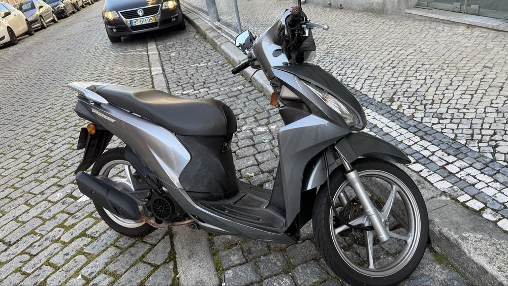 Honda Vision economica e confortável.