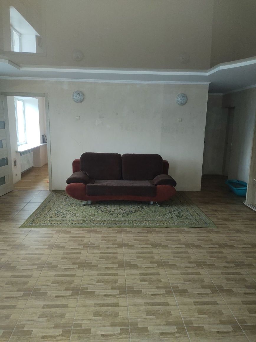 Трёхкомнатная квартира возле Славутич Арена.Стадион.80кв.м.Студия.