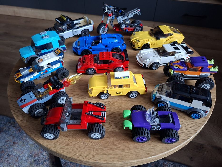 Lego zestaw 30 aut plus łódka i motor