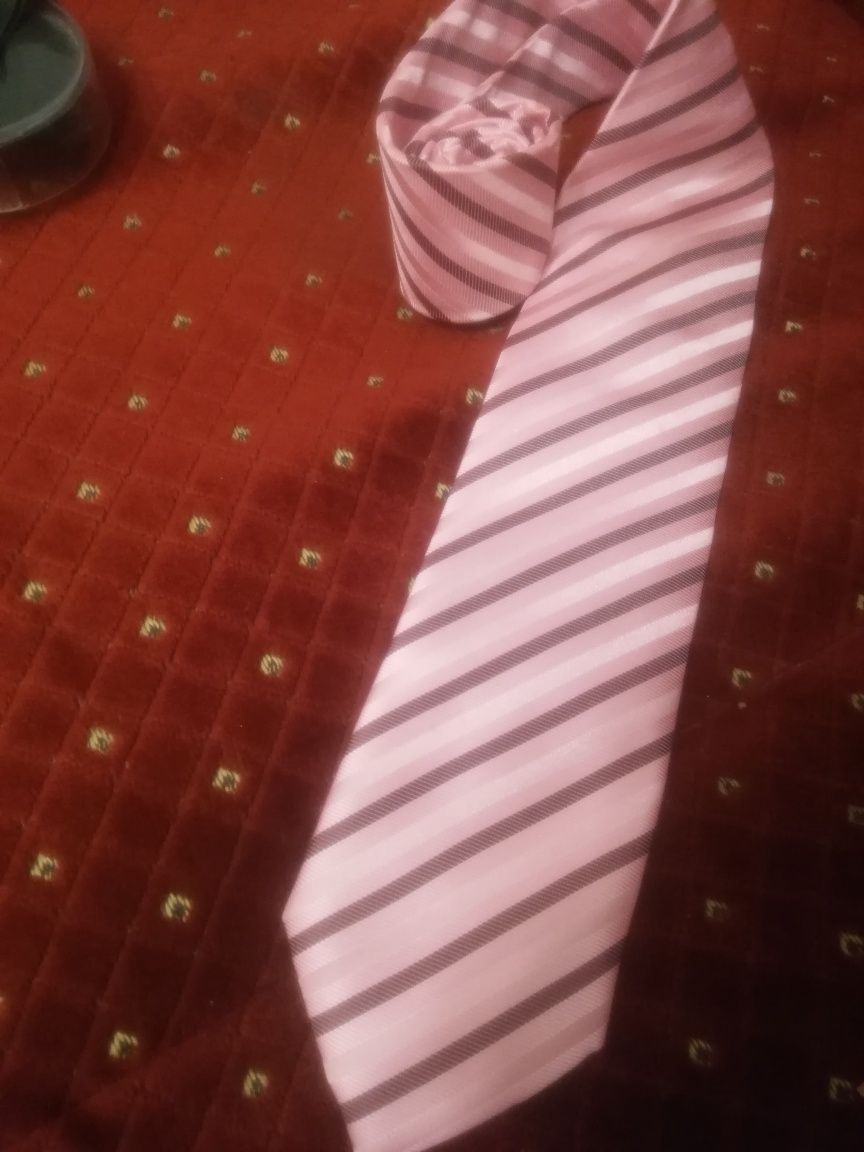 Krawat różowy w różowe i wiśniowe paski