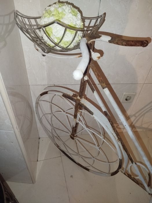 Bicicleta floreira, precisa pintura