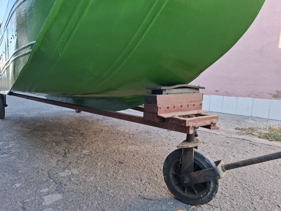 Лодка дюралевая гребная