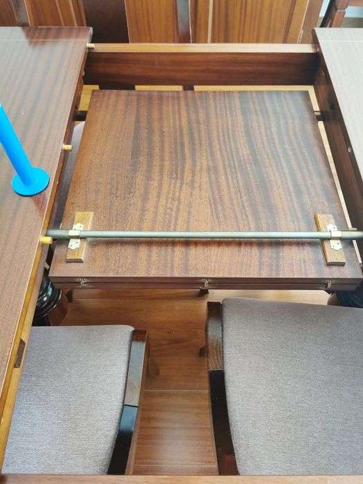 Vendo mesa de jantar extensível e 8 cadeiras