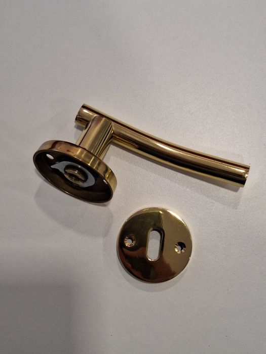 Puxador de latão polido curvo. Valor do par