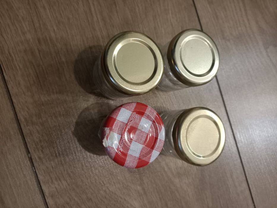 4 małe słoiczki w bardzo dobrym stanie