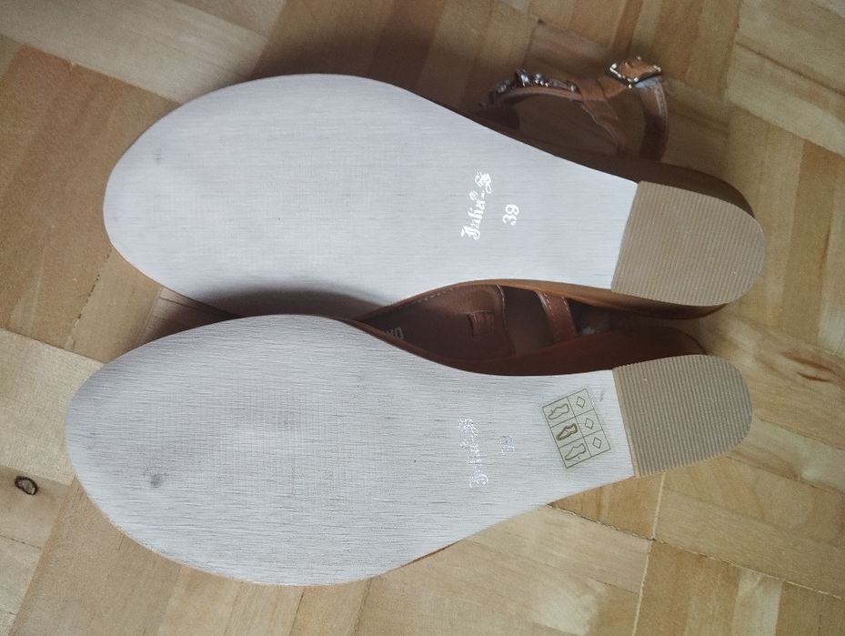 Sandały japonki na koturnie