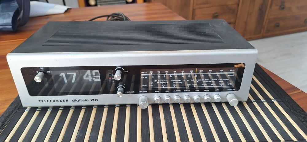 Zegar klapkowy, kartkowy radiobudzik Telefunken