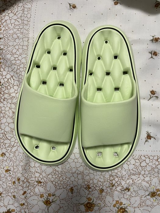 Nie noszone klapki 42,5