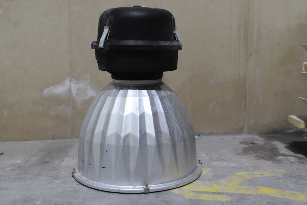 Campânulas industriais - ideais para oficinas, garagens e fábricas