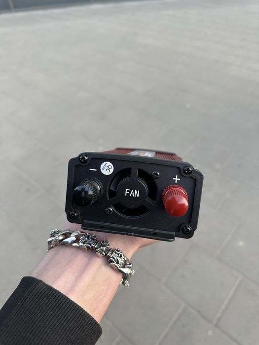 Автомобильный инвертор Power Inverter 12V/24V → 220V