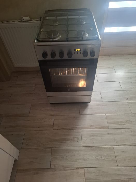 Kuchenka gazowa z piekarnikiem elektrycznym oraz termobiegiem