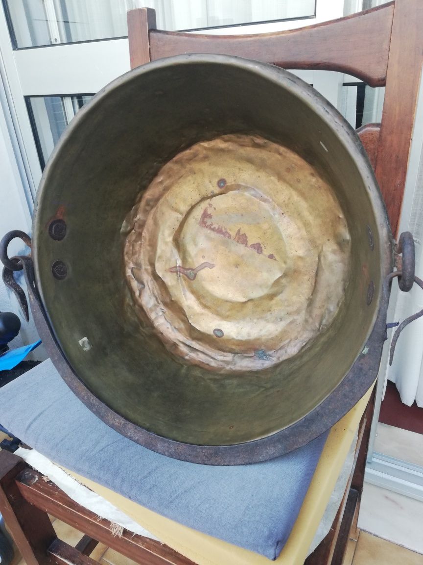 Panela em latão com pega em ferro