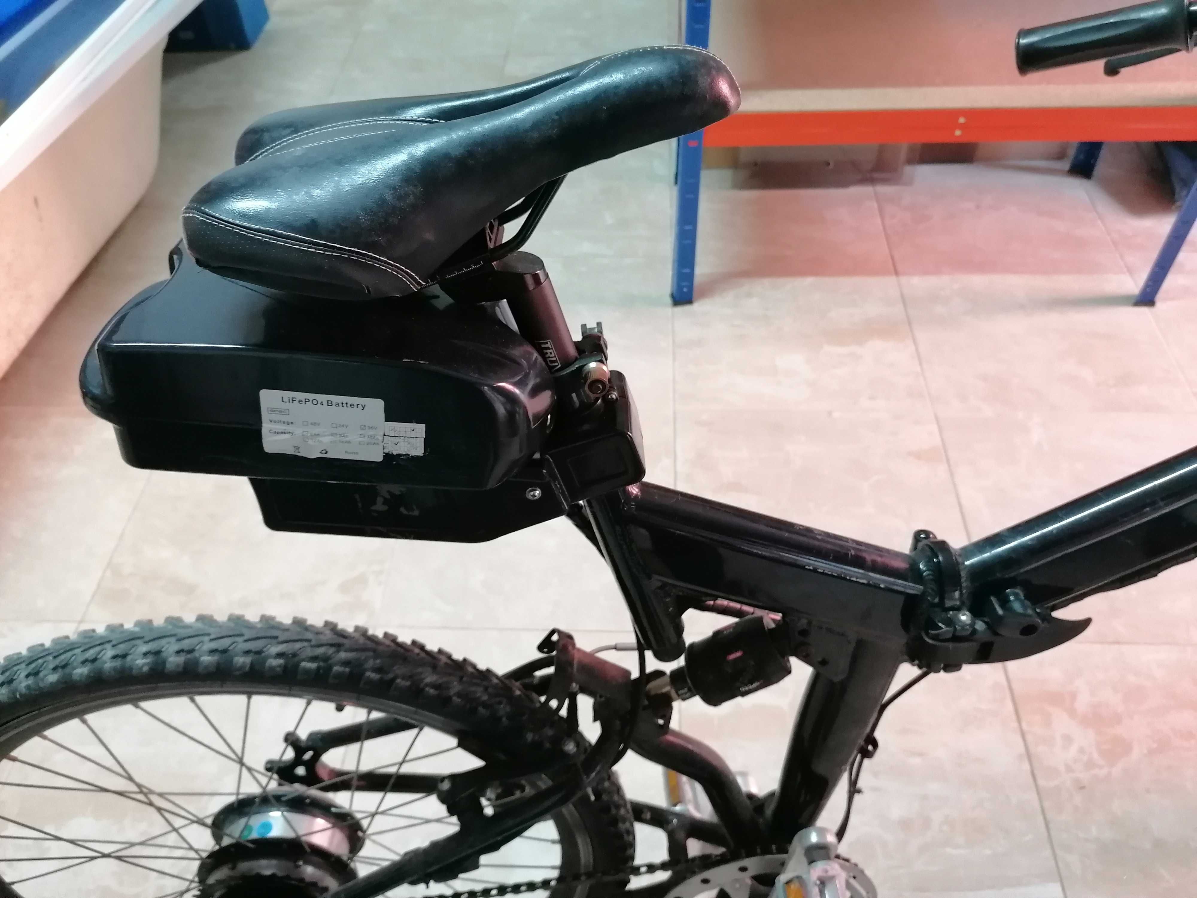 Bicicleta eléctrica antiga e sem carregar a bateria