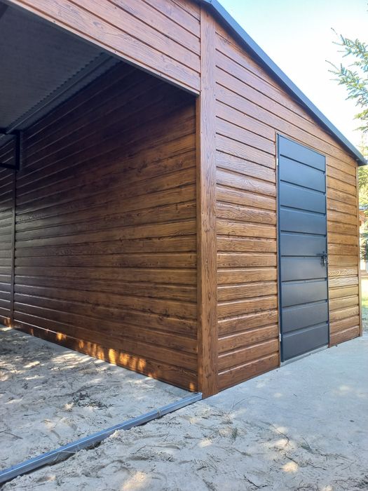 Garaż blaszany nowoczesny styl drewnopodobny