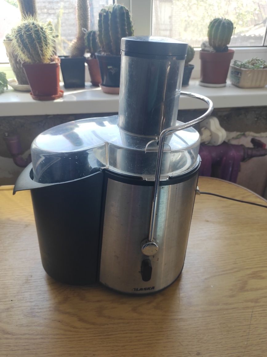 Соковыжималка Clatronic AE 3150 із серії Profi Cook.

С