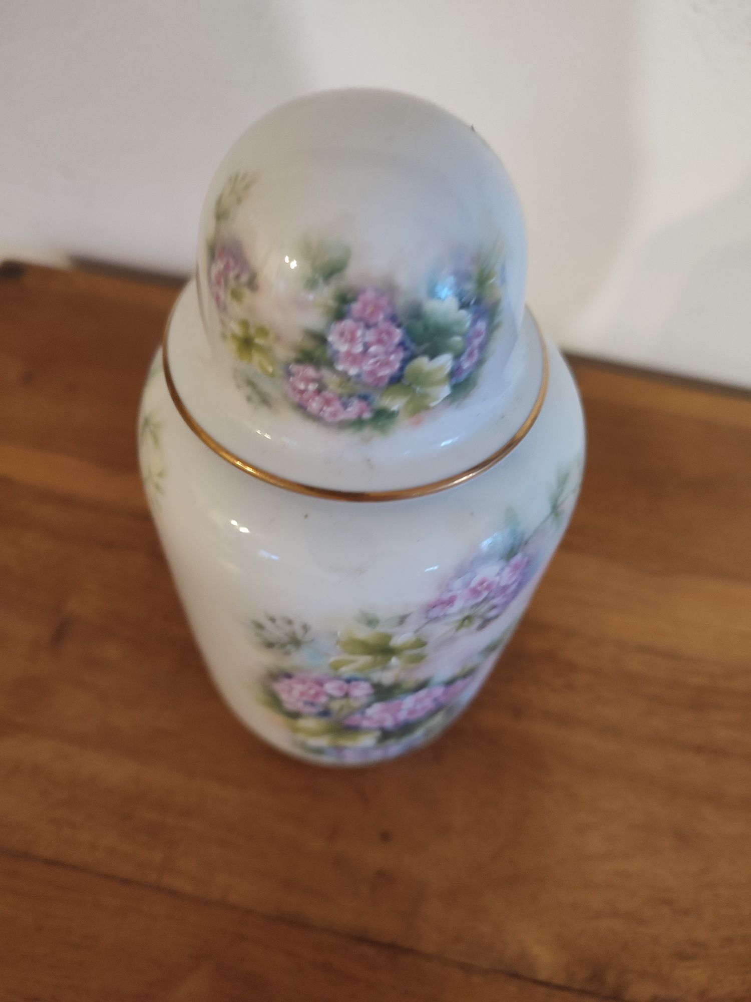 Pote decorativo em porcelana