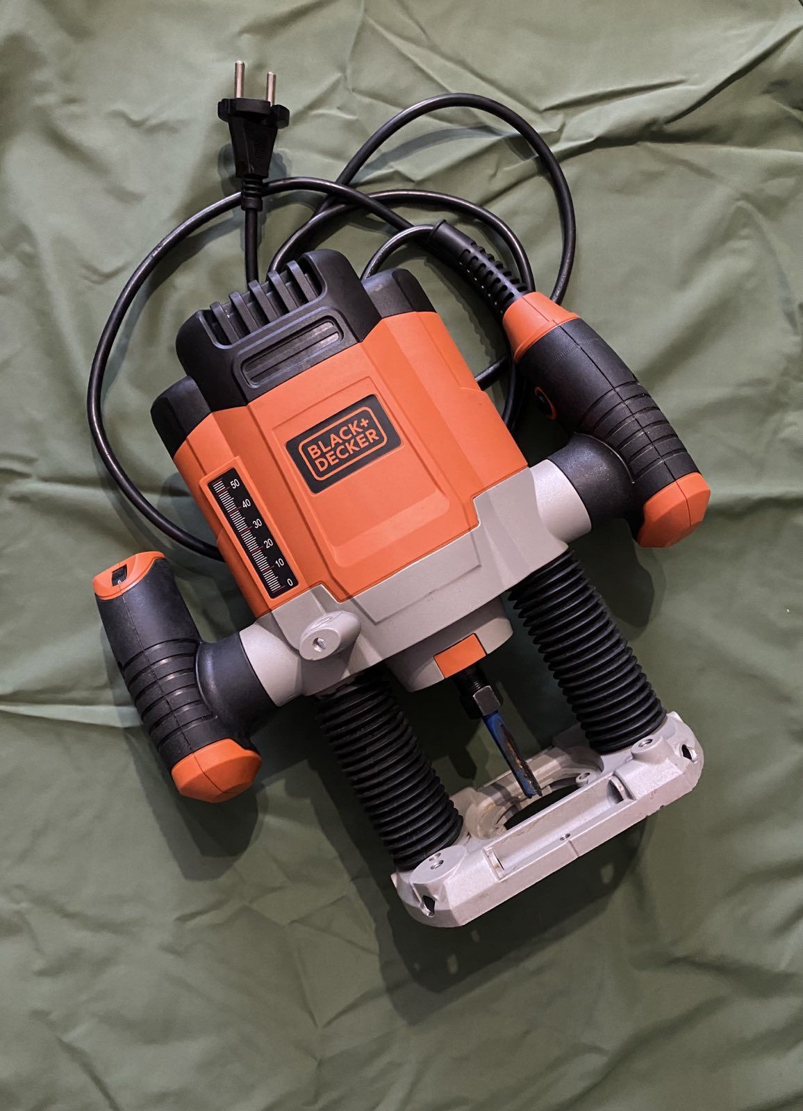 Фрезер Black+Decker KW-1200E по дереву