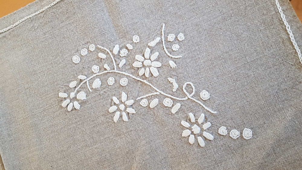 Lniany obrus i sześć serwetek ręcznie haftowany