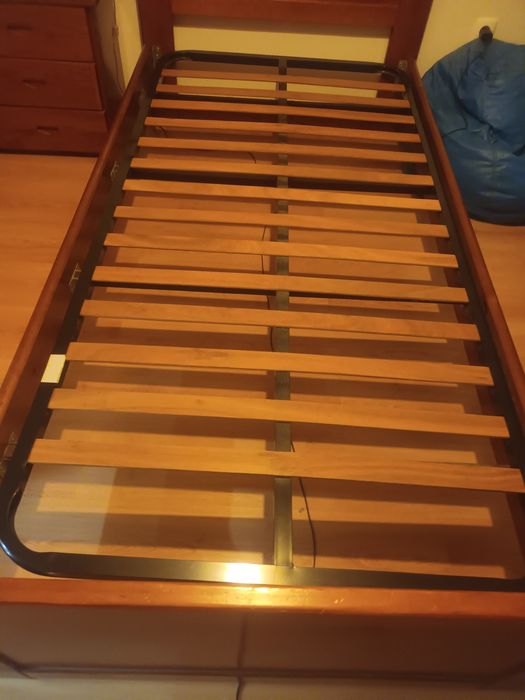 Conjunto cama de solteiro com estrado de ripas e colchão em pinho mel