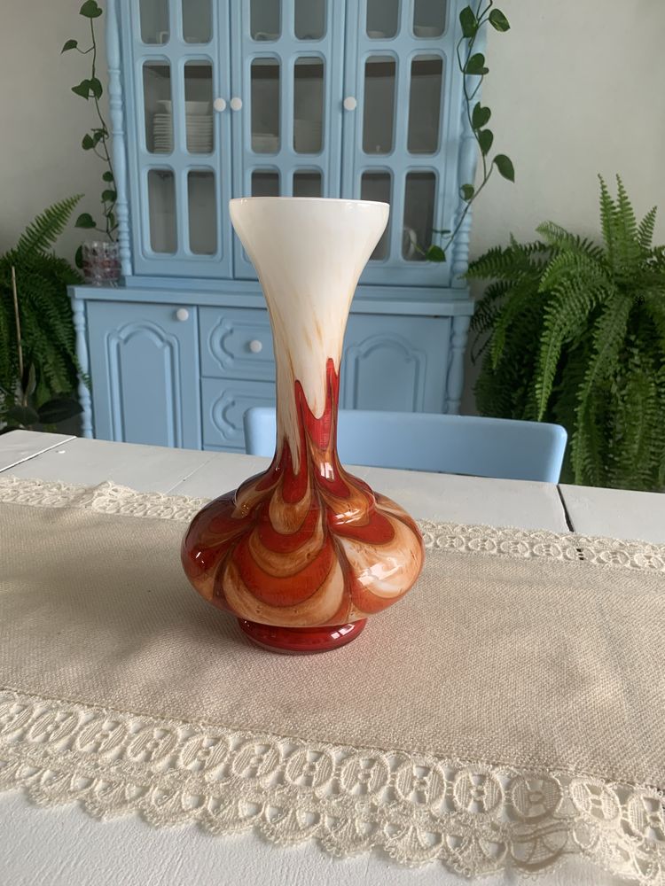 Ozdobny wazon biały czerwony