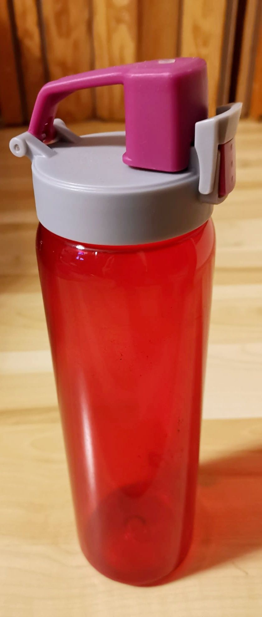Butelka plastikowa czerwona z ustnikiem, 0,7 L