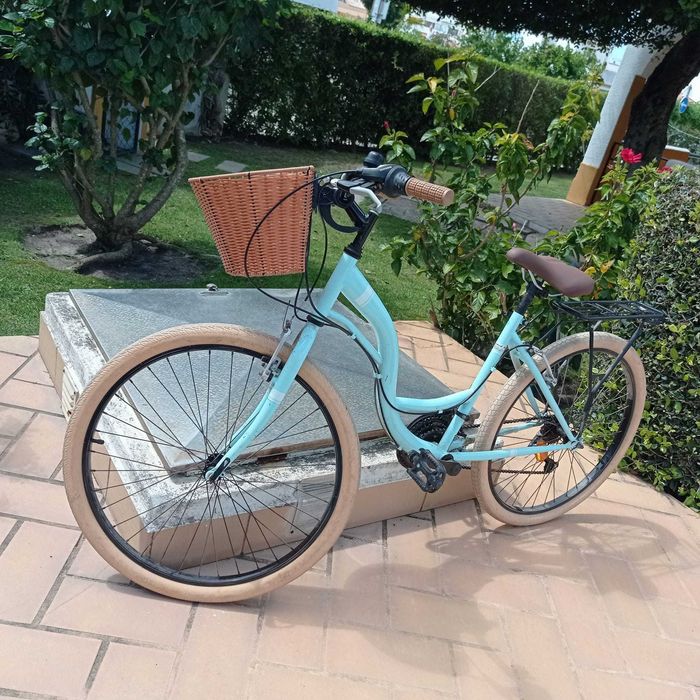 Bicicleta clássica de cidade para jovem senhora.