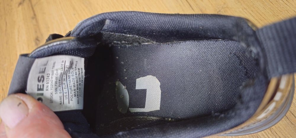 Продам пару жіночих кросівок Diesel