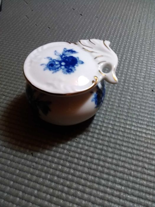 Caixa pequena em porcelana portuguesa