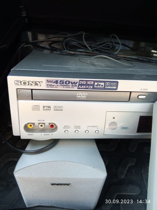 Домашній кінотеатр (Відеомагнітофон, програвач дисків та тюнер)