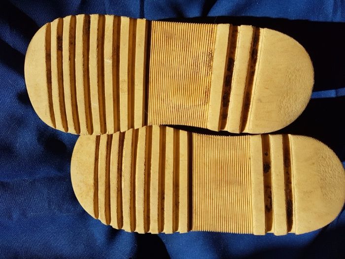 Botas/sapato tam.34 em pele vermelhas com fecho em velcro