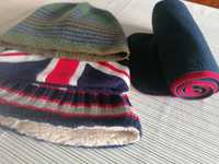 Lote de 2 gorros e 1 cachecol