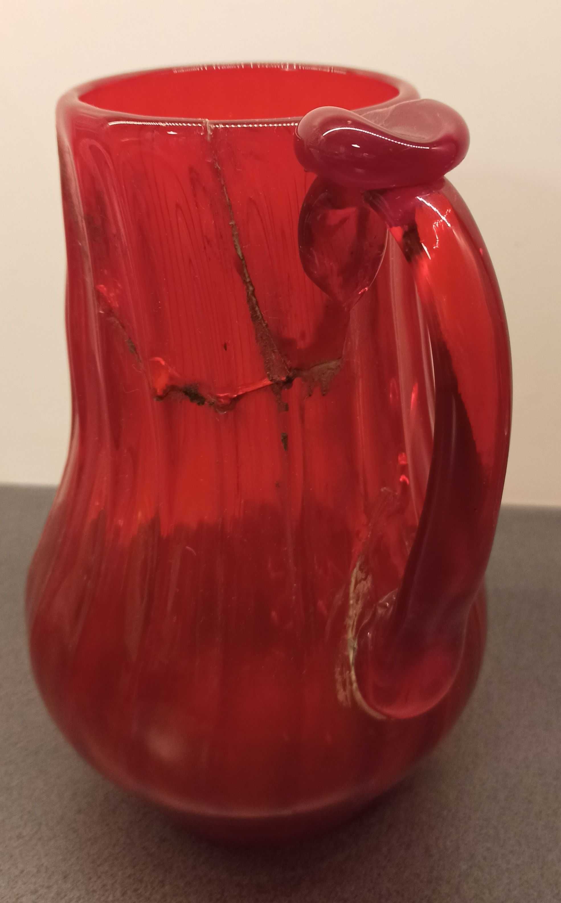 wazon czerwony czerwone szkło flakon z czasów PRL klejony