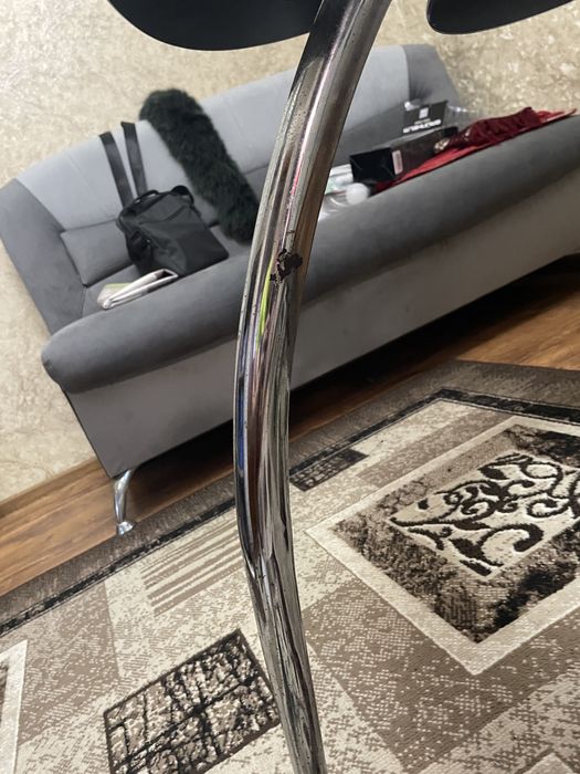 Стіклянний стіл.